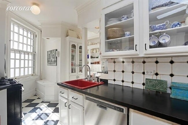 Building Photo - 527 W 110th St
