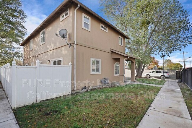 Building Photo - 1920 Juliesse Ave