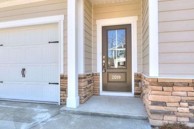 Foto del edificio - Stunning 4-Bedroom, 3-Bath New Construction Home with Master on Main and Upstairs Retreat