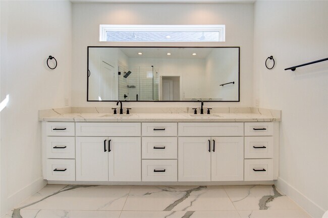 Foto del edificio - 10926 Fire Creek Dr