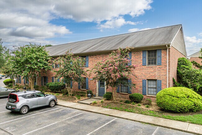 Foto del edificio - Colonial Point Apartments