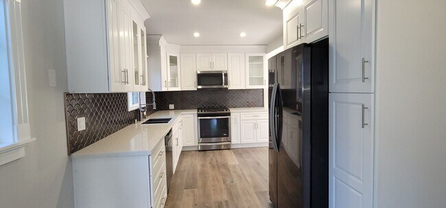 Foto del edificio - 2 Bed / 1 Bath Home with Gorgeous Backyard...