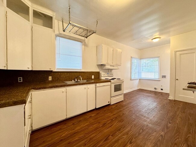 Building Photo - Queen Anne Home