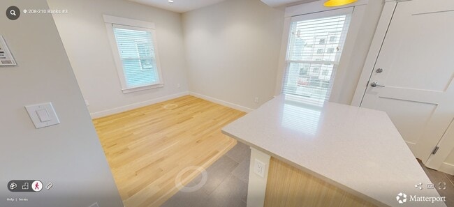 Building Photo - 208 Banks St