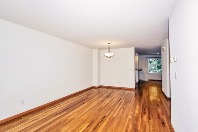 Foto del edificio - 3BR/3.5BA Craftsman Townhome w/ 2-Car Garage in Prime Seattle Location
