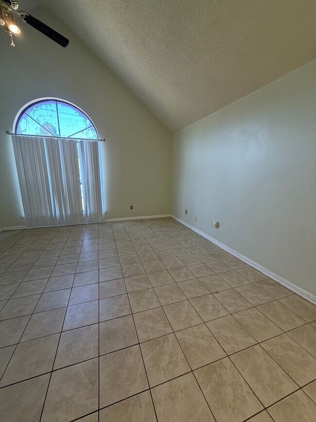 Foto del edificio - FOR RENT