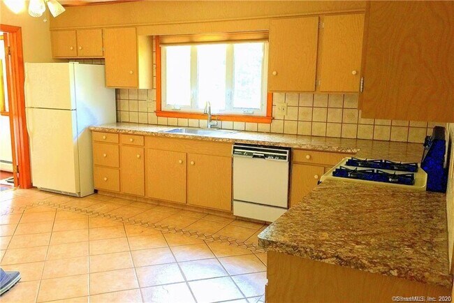 Building Photo - 2-4 Pinecrest Ave