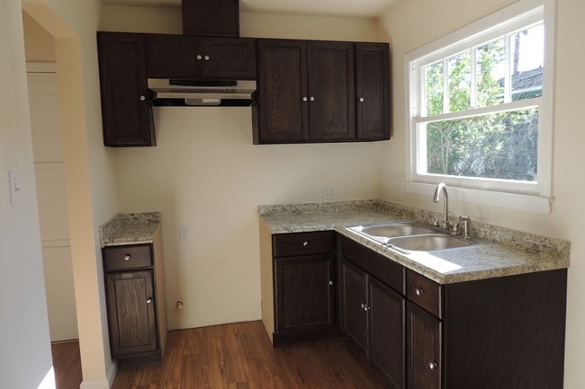 Kitchen - 1120 N Vista St
