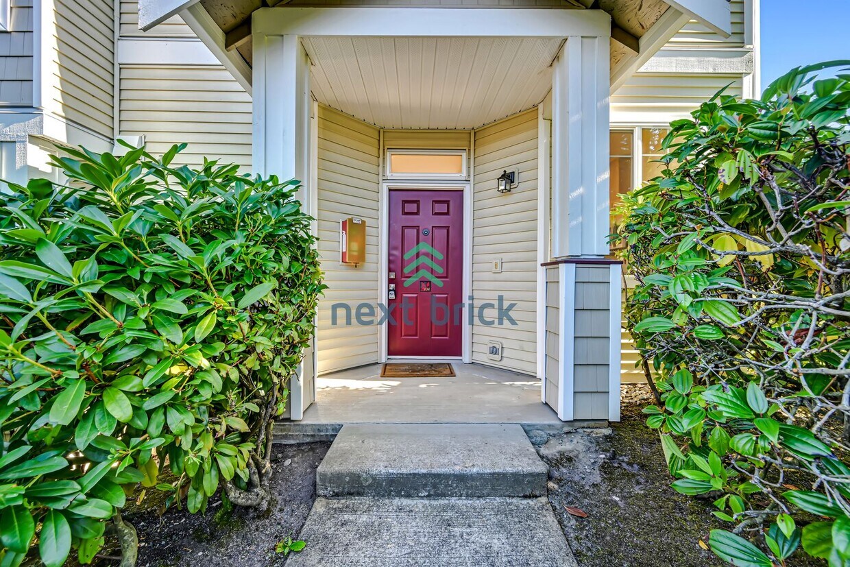 Foto principal - 2 BED & 1.5 BATH TOWNHOUSE FOR RENT