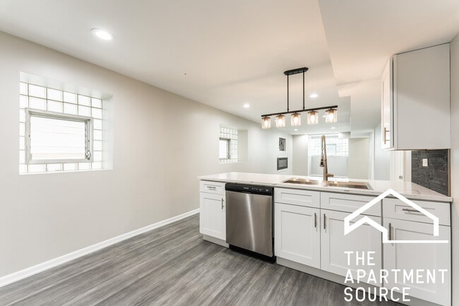Building Photo - 2853 W Dickens Ave