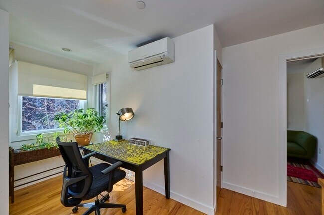 Building Photo - 13 Clary St