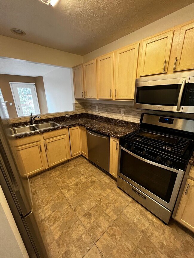 Foto del edificio - 3 Story Townhome in Prime Location