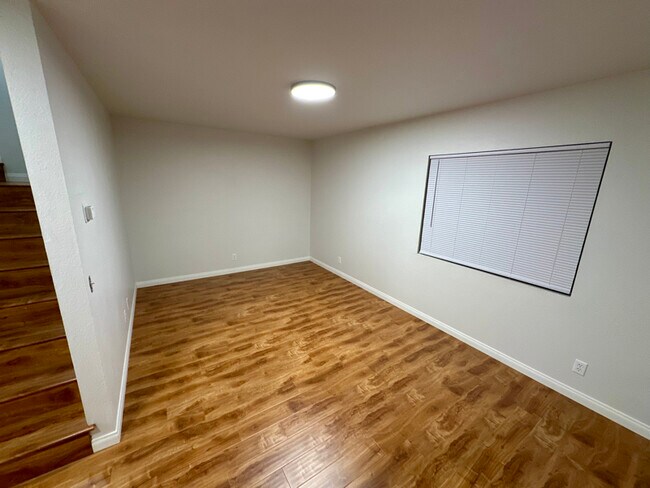Foto del edificio - 310 W Simpson St