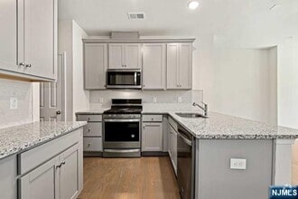 Building Photo - 69 Arnold Dr