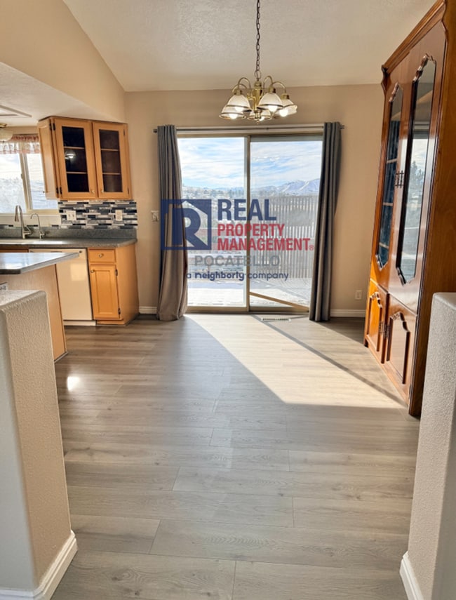 Foto del edificio - 4 bed 3 bath home - 2 car garage - pet friendly