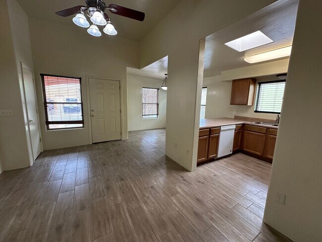 Foto del edificio - Wonderful Cozy 2 Bed/1 Bath Home - NEW TILE Throughout!