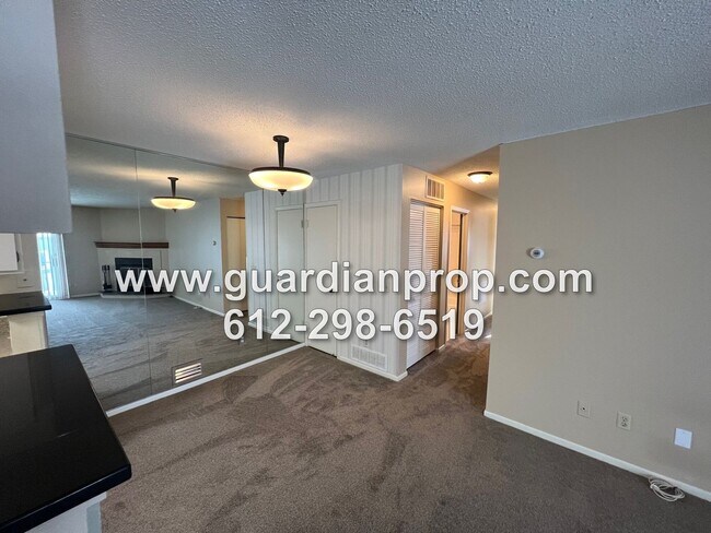 Foto del edificio - 2nd Floor Condo for September, Balcony, Fi...