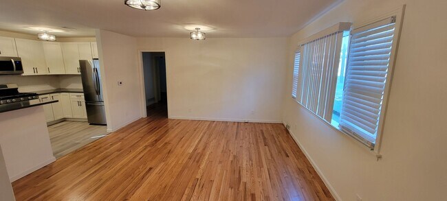 Foto del edificio - Tiehen Realty - Booth