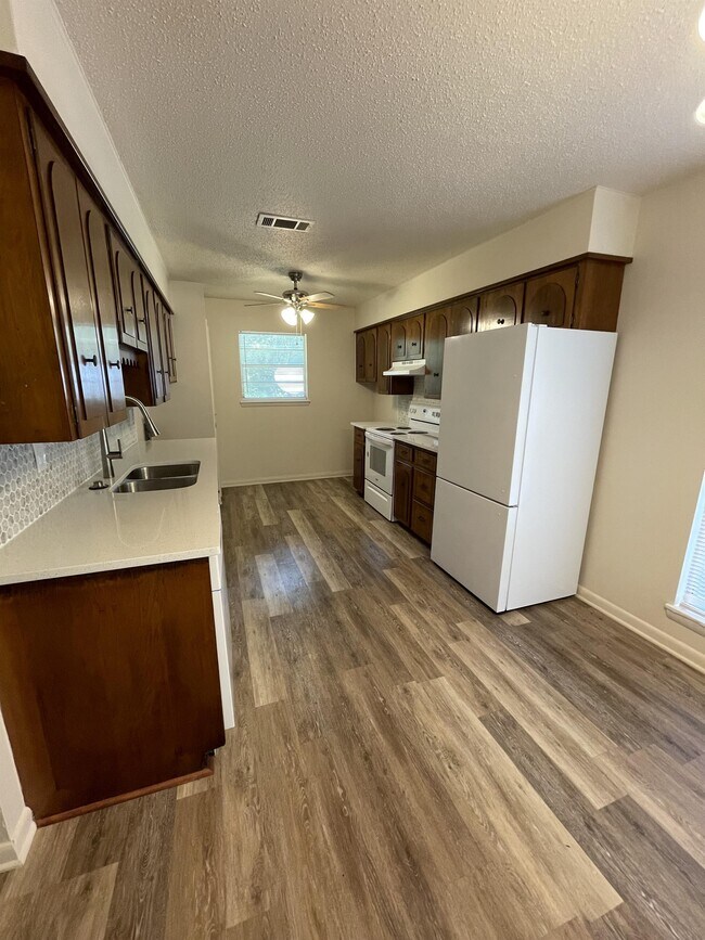 Building Photo - 8632 Northgate Dr