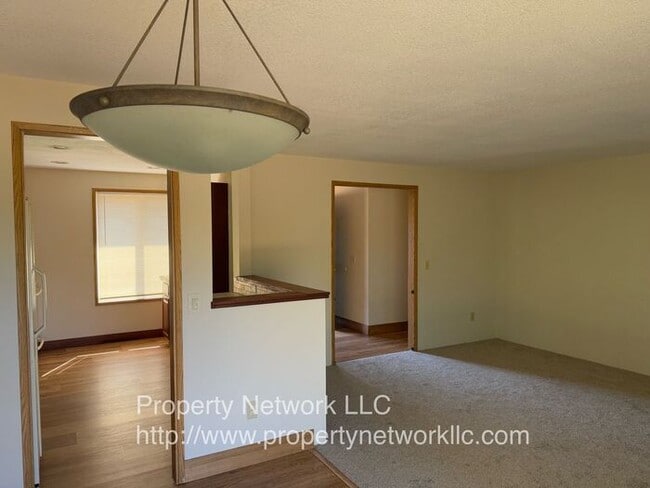 Building Photo - Great 3 Bedroom 2 Bath Ranch Style Home in...