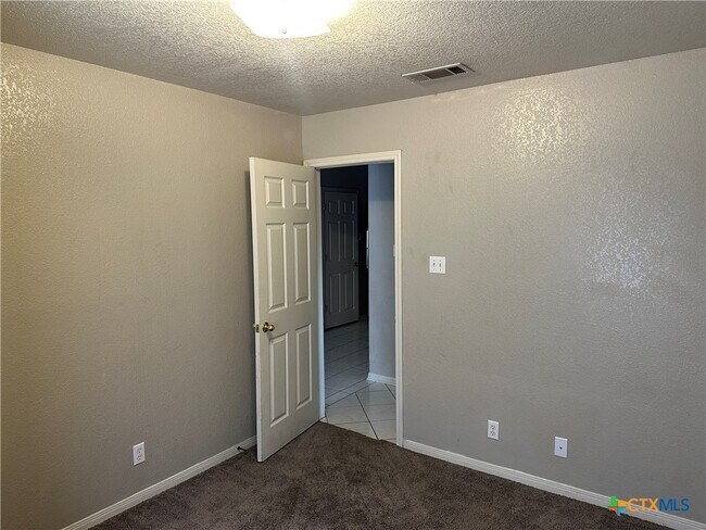 Foto del edificio - 5204 Daybreak Dr