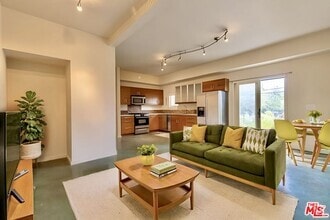 Building Photo - 1023 Oak Grove Dr