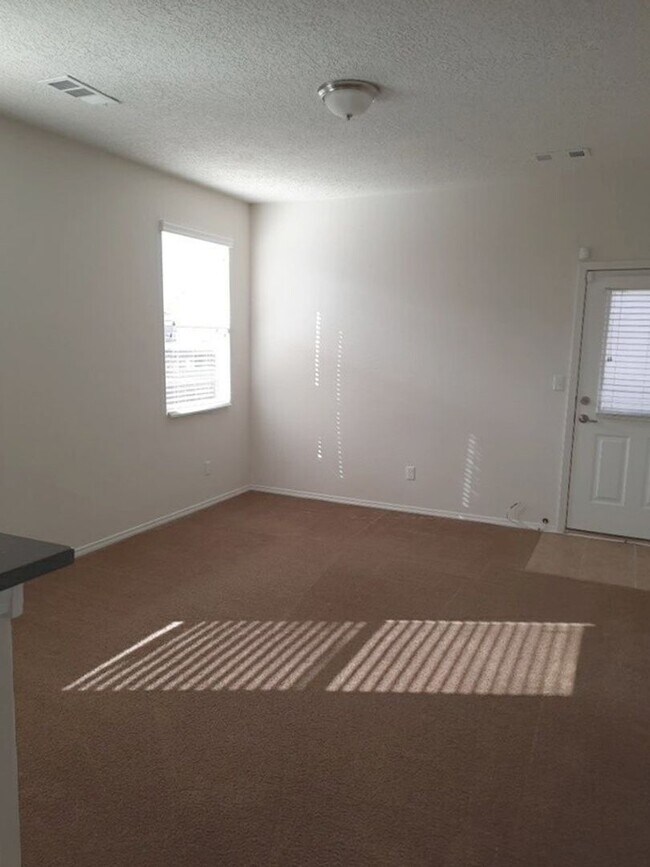 Foto del edificio - 3 bedroom 2 bathroom home in Rio Rancho! C...