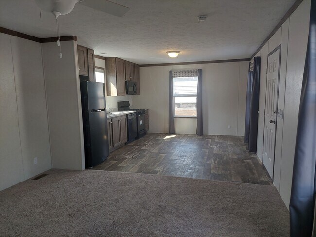 Building Photo - 261 Tulip Ln