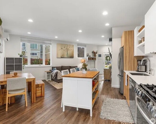 Foto del edificio - 10710 Holman Rd NW