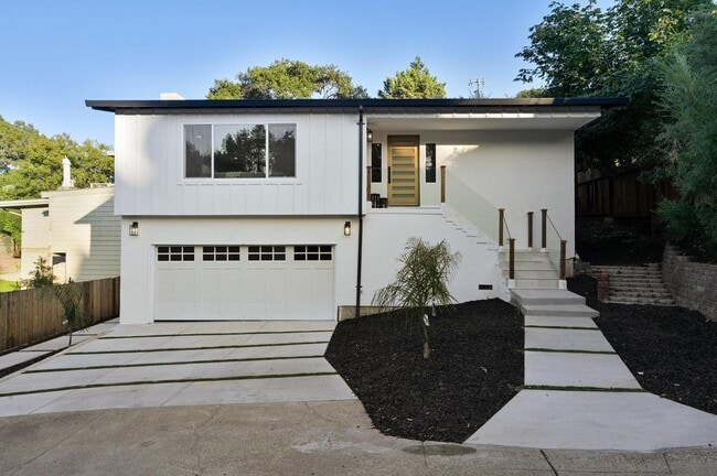 Building Photo - 1560 Alturas Dr