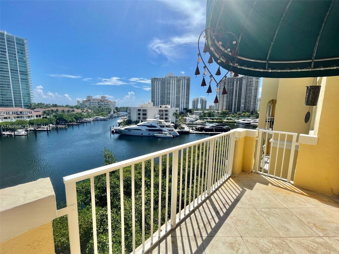 Foto principal - 19999 E Country Club Dr