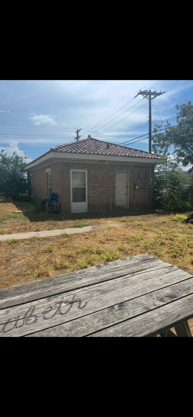 Building Photo - 208 E Ligustrum Blvd