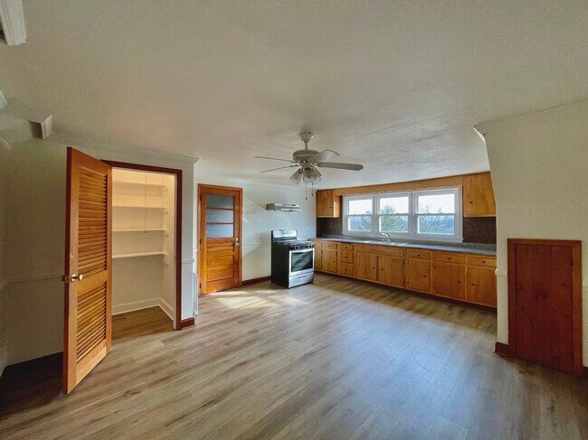 Building Photo - 149 McClintock St