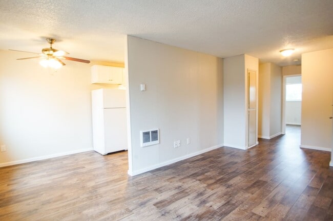 Contemporary 1-Bedroom in Buckman Neighborhood with Parking! - Contemporary 1-Bedroom in Buckman Neighborhood with Parking! Apartment