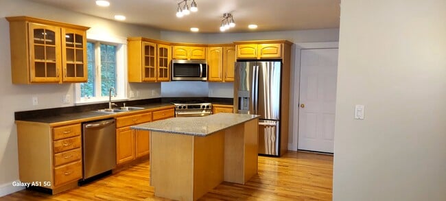 Stainless Kitchen - 36 Yale St