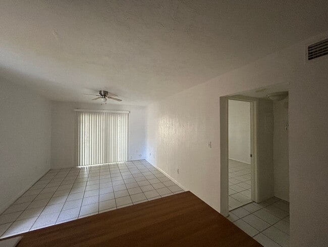 Foto del edificio - Walk to Campus from your Downstairs Flat