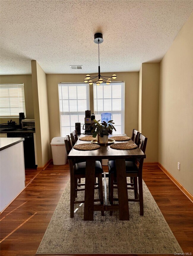 Foto del edificio - 4013 Whispering Hills Dr