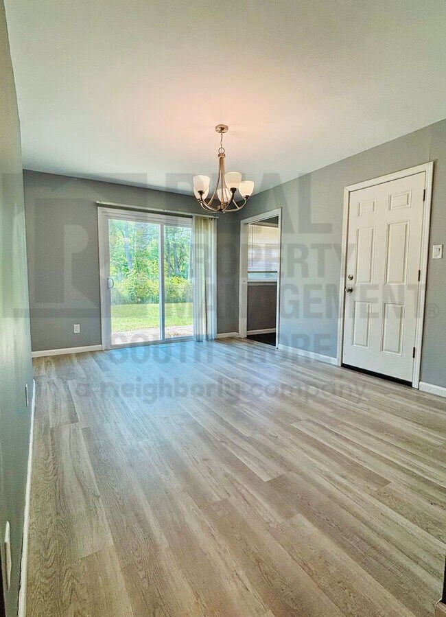 Foto del edificio - Remodeled 4 Bed/2 Bath Home w/ Garage & Large Backyard