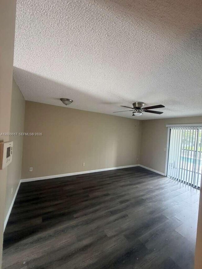 Foto del edificio - 617 Ixoria Ave