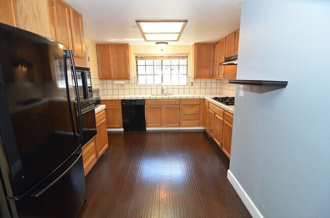 Building Photo - Great Downtown Location!
