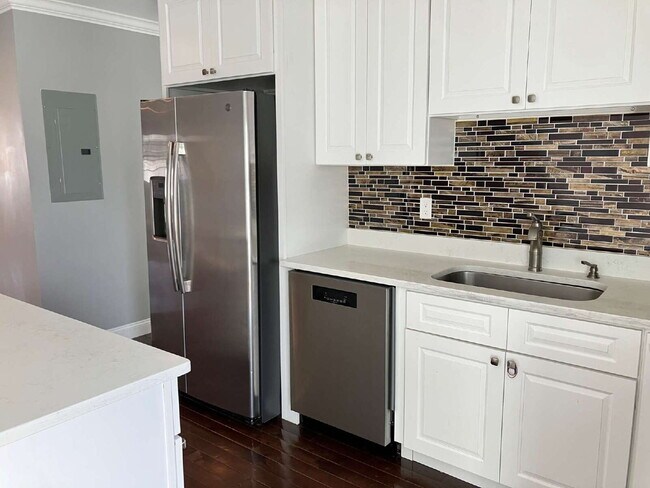 Building Photo - Good credit, solid income & references a m...