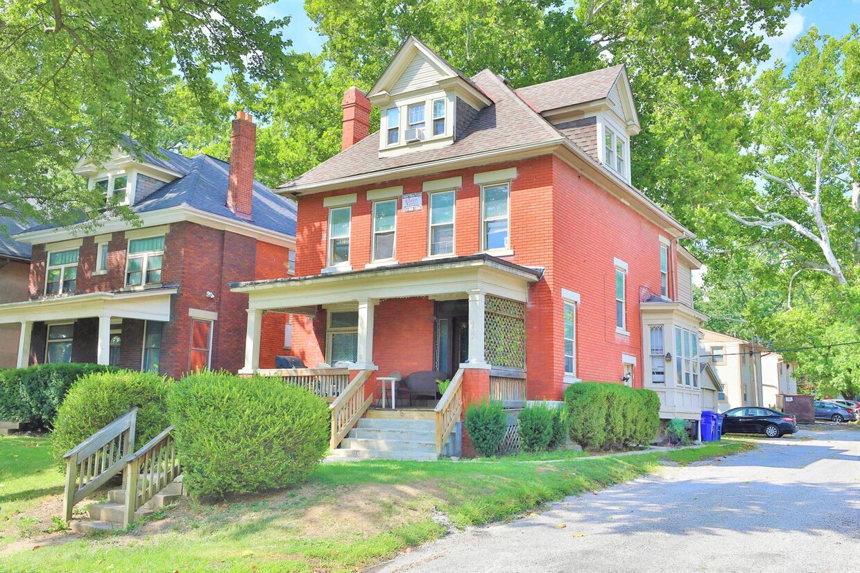 Primary Photo - Central Campus - Huge House - Awesome Fron...