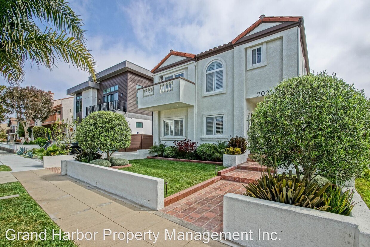 Primary Photo - 4 br, 2.5 bath House - 202 N Juanita Avenu...