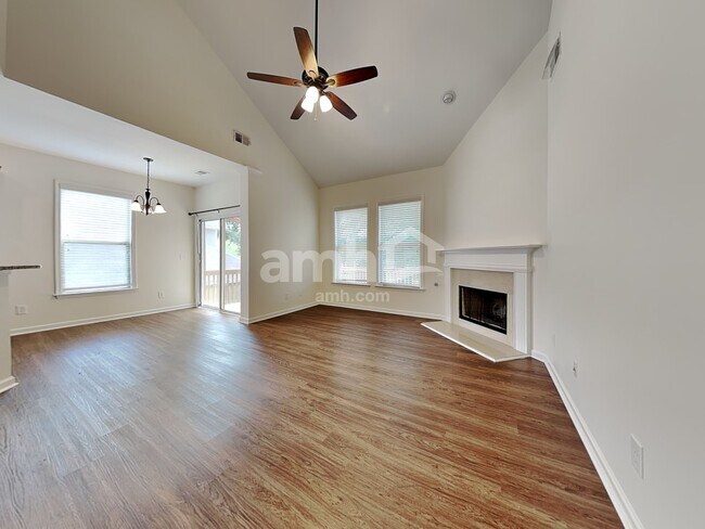 Foto del edificio - 215 Greenview Drive