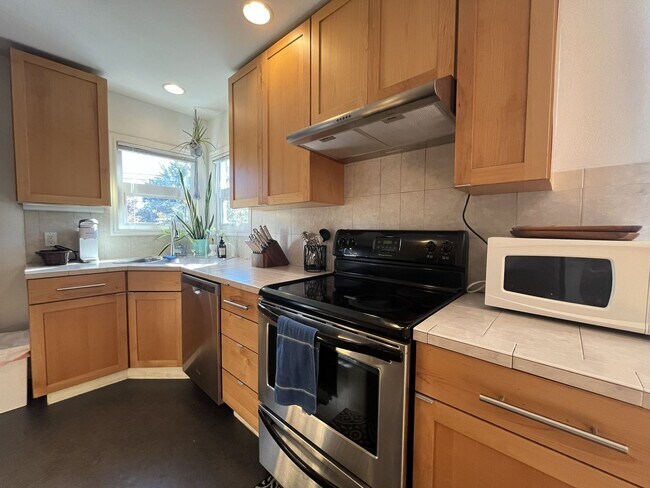 Foto del edificio - Stylish 3-Bed Home with Open Floor Plan, B...