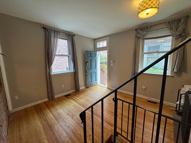 Foto del edificio - Gorgeous 2-Bedroom Townhome in Society Hil...