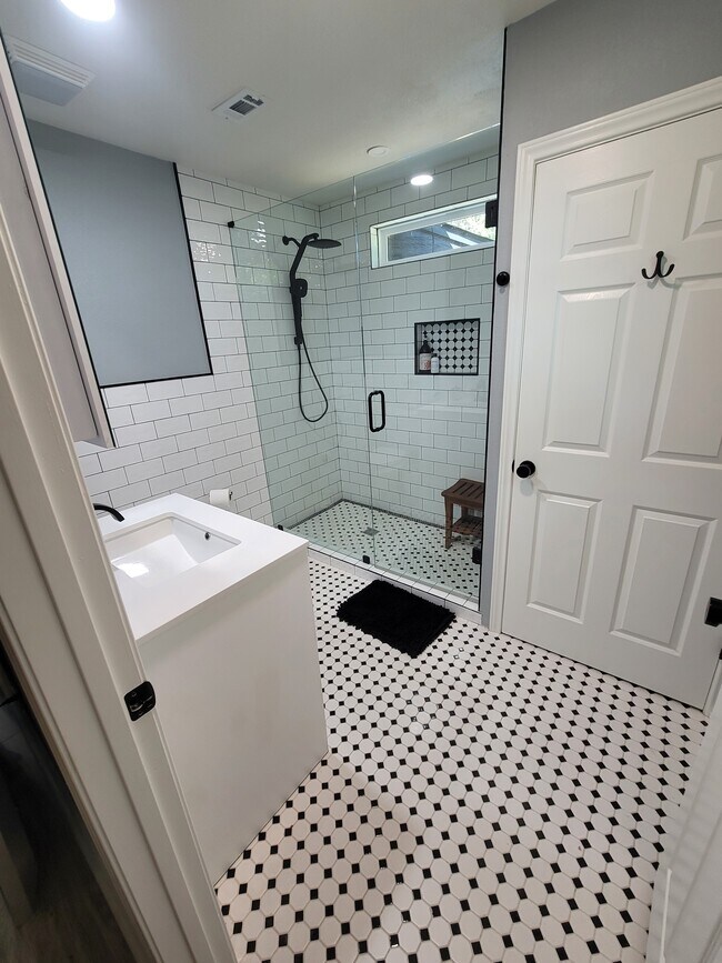 Foto del edificio - 1330 McAdams Ave