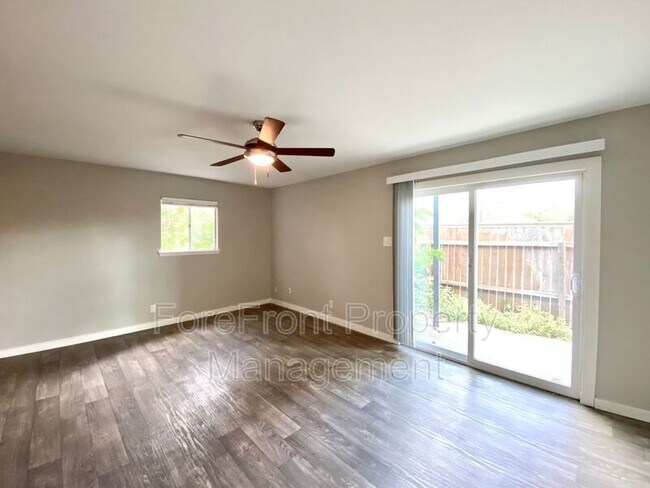 Building Photo - 735 Byrnes Dr