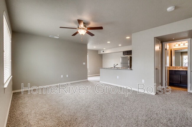 Building Photo - 933 E Travel Ln