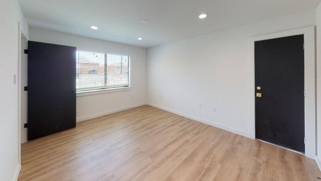 Building Photo - 5103 Live Oak St